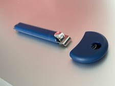 2 blaue Griffe aus Kunststoff